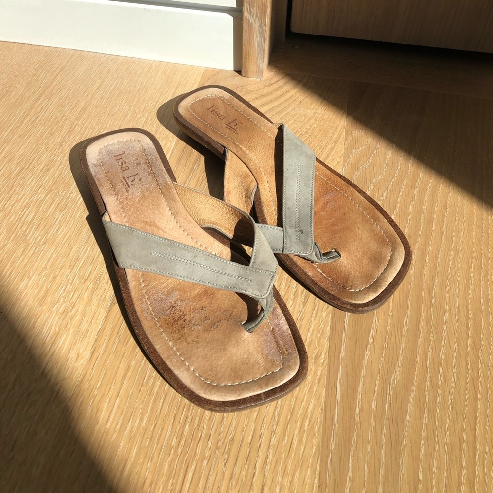 Elegant leather flip flops